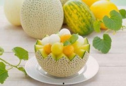 两个女人吃哈密瓜视频,两位女士共享哈密瓜的美好时光