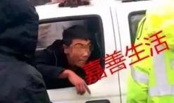 交警处理事故路人吃瓜视频