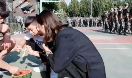 学生在家吃瓜工作视频,学生居家学习新风尚