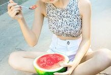 小萌妹吃瓜视频在线观看,带你领略网络红人的魅力瞬间