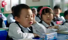 老师吃学生的瓜搞笑视频,老师与学生搞笑互动瞬间