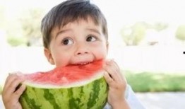 吃茄瓜的小朋友视频,小宝贝品尝茄瓜的欢乐瞬间