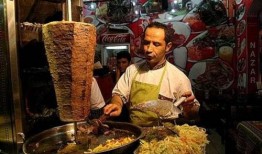 路边摊小吃帅哥吃瓜视频,趣味横生瞬间走红网络