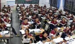 学生在家吃瓜工作视频,学生居家学习新风尚