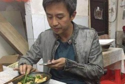 路边摊小吃帅哥吃瓜视频,趣味横生瞬间走红网络